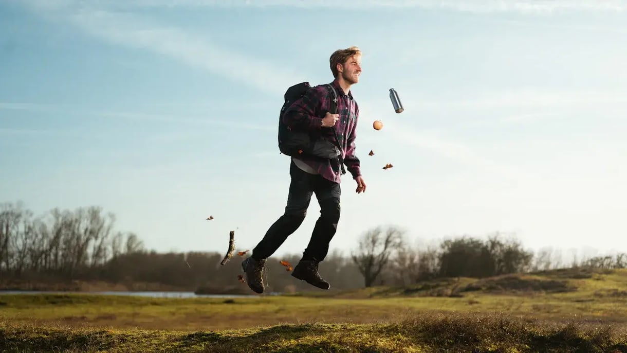 Foto van een zwevende man in het bos