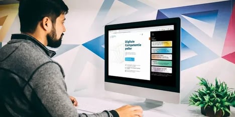 Jongen kijkt naar computerscherm