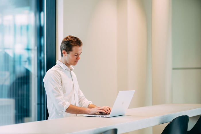 Een man achter een laptop