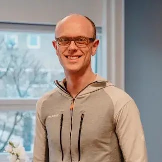 Menno Pleij die lachend in de camera kijkt