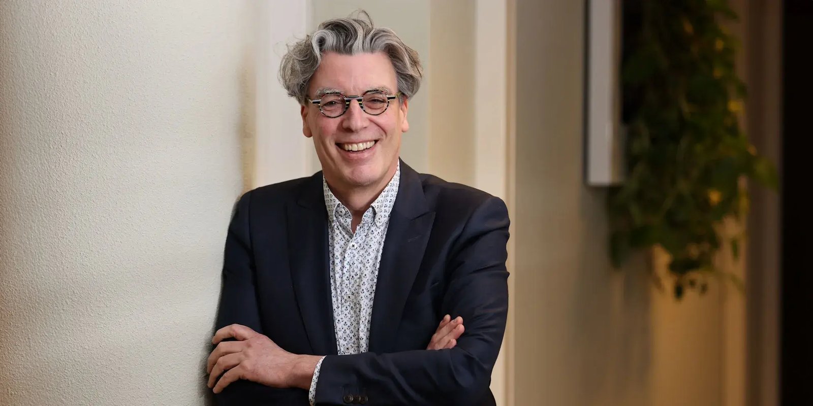 Robbrecht van Amerongen die lachend in de camera kijkt