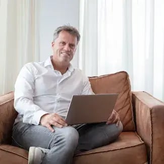 Wilbert Dirven met laptop op bank
