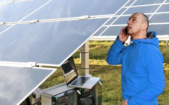 Man belt bij zonnepanelen