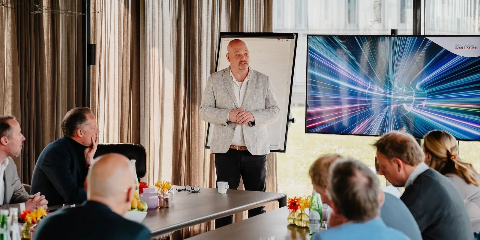 Man staat voor een groep te presenteren bij de Innovatietafel Reizigersvervoer