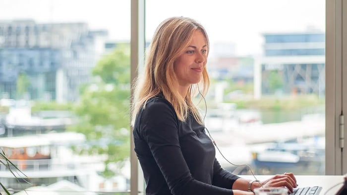 Vrouwelijke collega aan het werk.