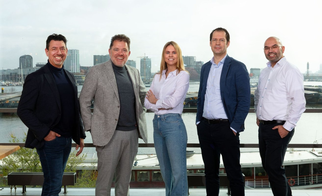 Group photo of colleagues Conclusion Intelligence.