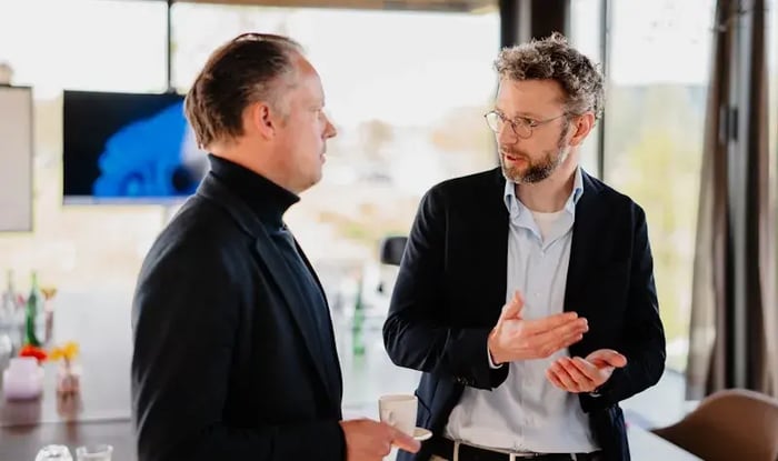 Twee collega's hebben een gesprek.