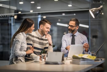Mannen en een vrouw in overleg