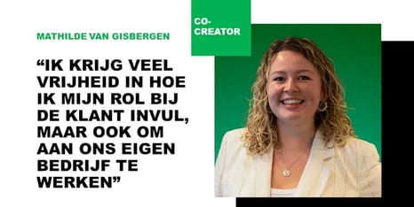 Portret van een glimlachende vrouw met krullend blond haar tegen een groene achtergrond, naast een citaat van Mathilde van Gisbergen over vrijheid in haar rol bij klanten en binnen het eigen bedrijf, met de titel co-creator. 