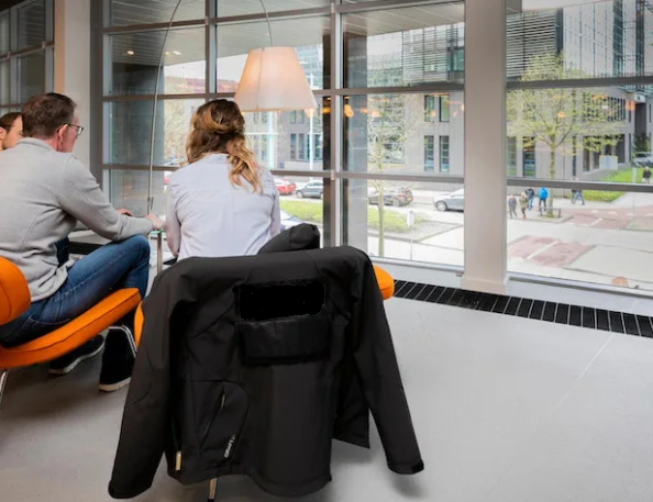 En man en vrouw achter een bureau