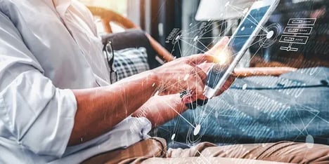 Man op tablet met een technische overlay