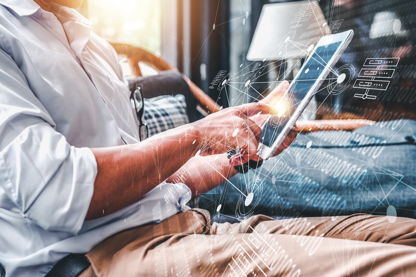 Man met tablet in zijn handen met een overlay met data patronen geïllustreerd