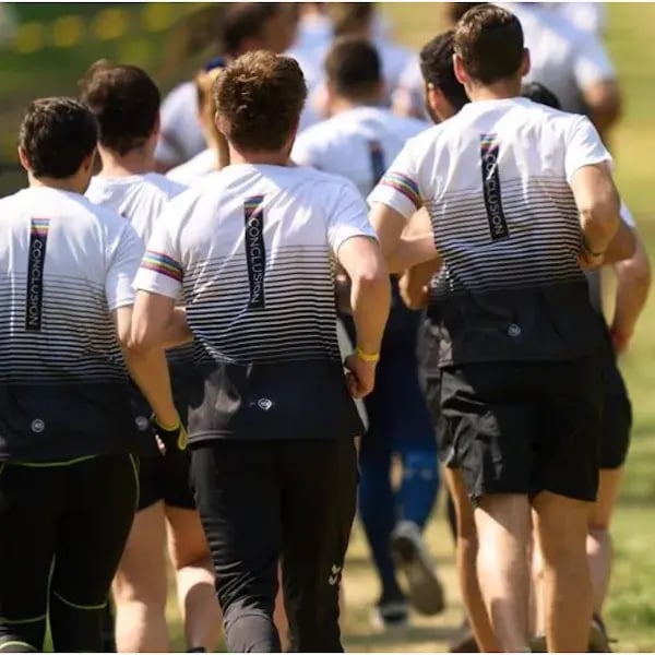 Collega's die aan het hardlopen zijn met Conclusion logo op hun rug