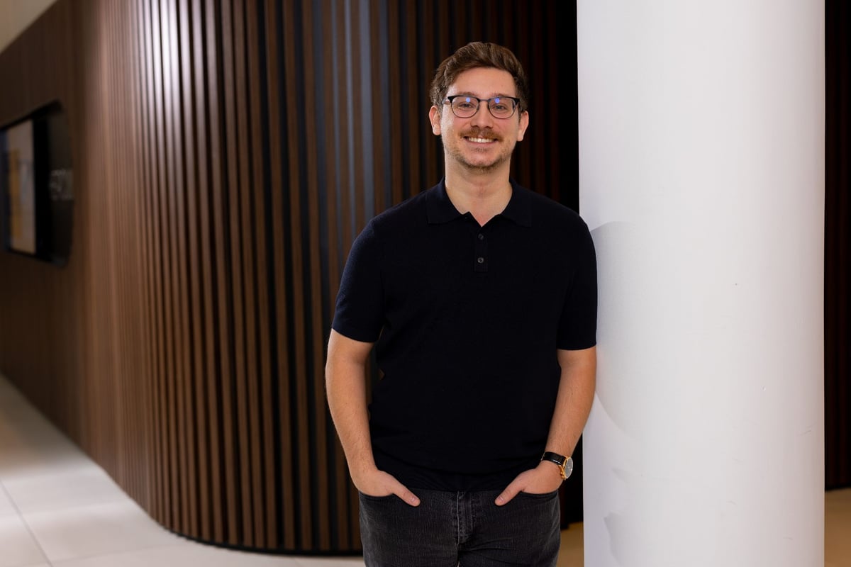 Afbeelding van Valentin die tegen een muur leunt