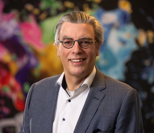 robbrecht van amerongen tegen gekleurde achtergrond