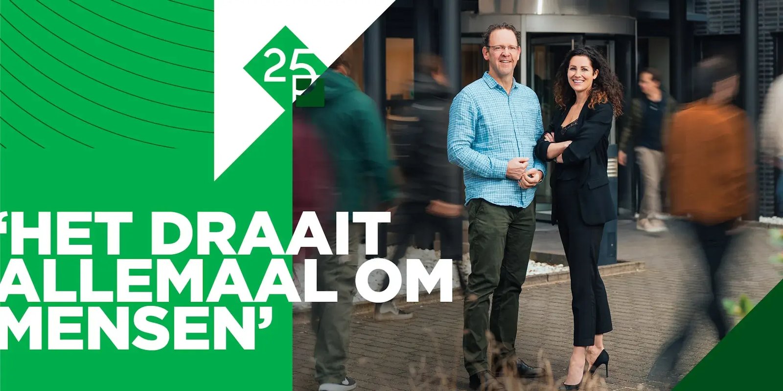 Frenk en Roos poseren op straat.