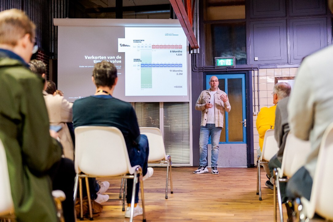 anthony dickinson geeft presentatie op developer event