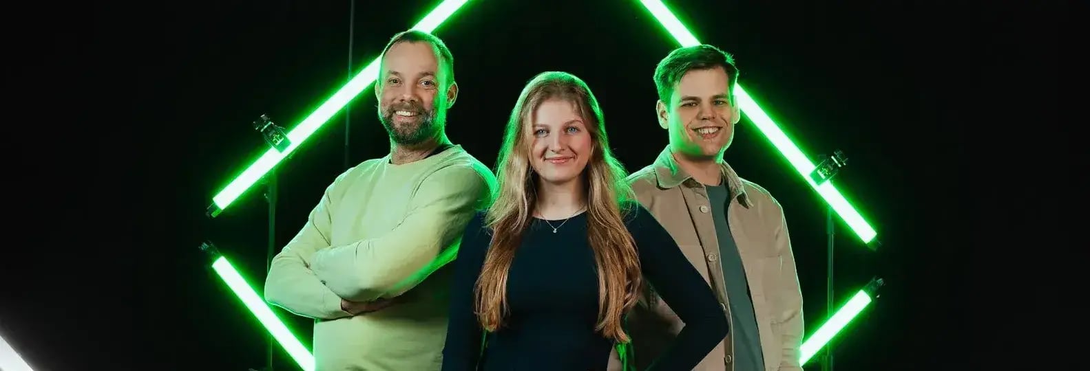 3 collega's van Integration tegen ene zwrate achtergrond met groen licht