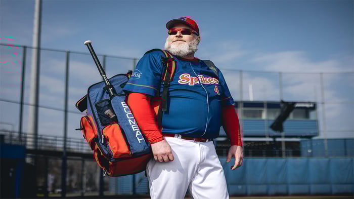 Man met baard in honkbal kleding op veld
