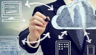 persoon tekent op scherm