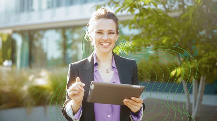 consultant loopt buiten met tablet