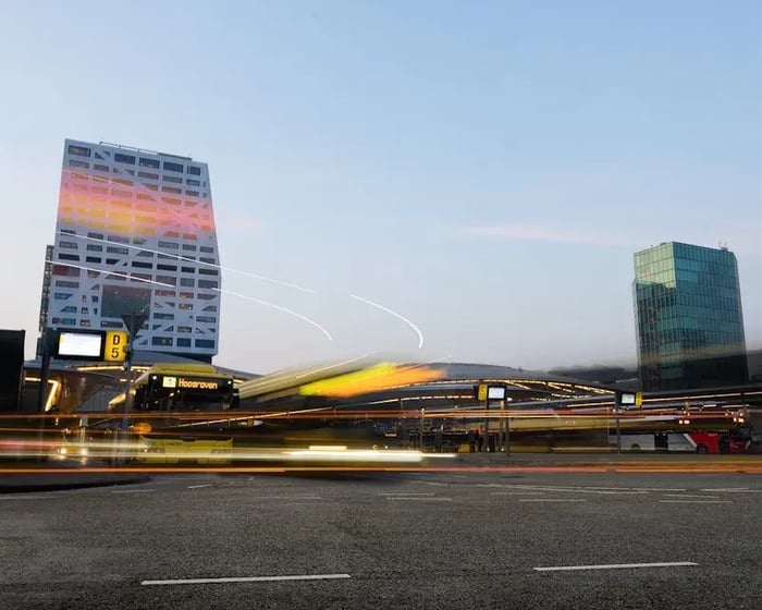 Treinstation bij schemering.