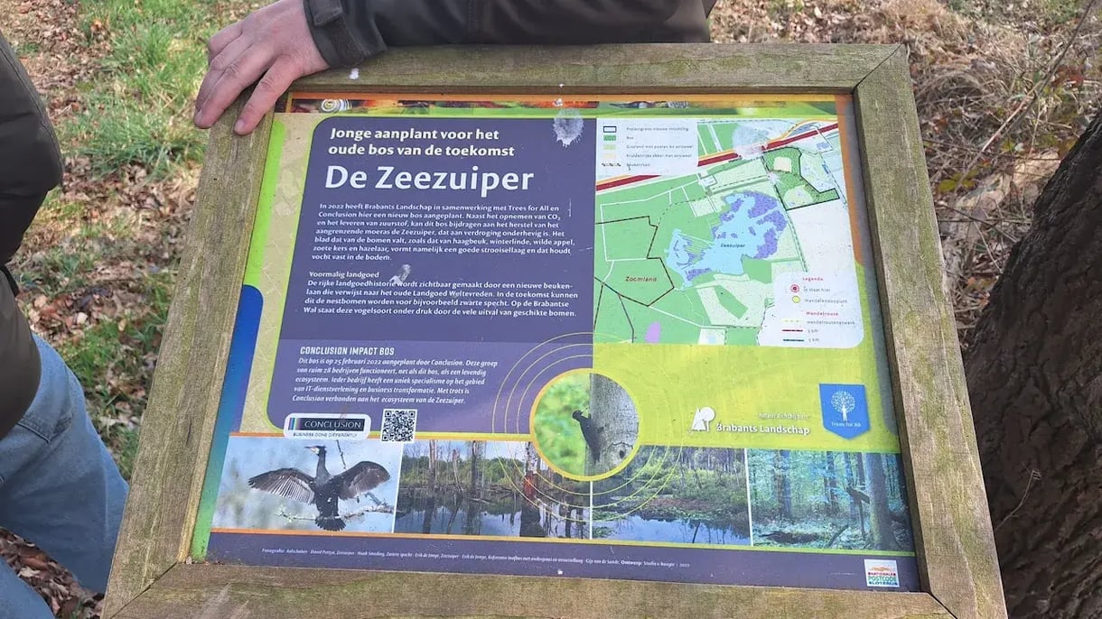 Bord in de natuur met informatie over de vogel de zeezuiper