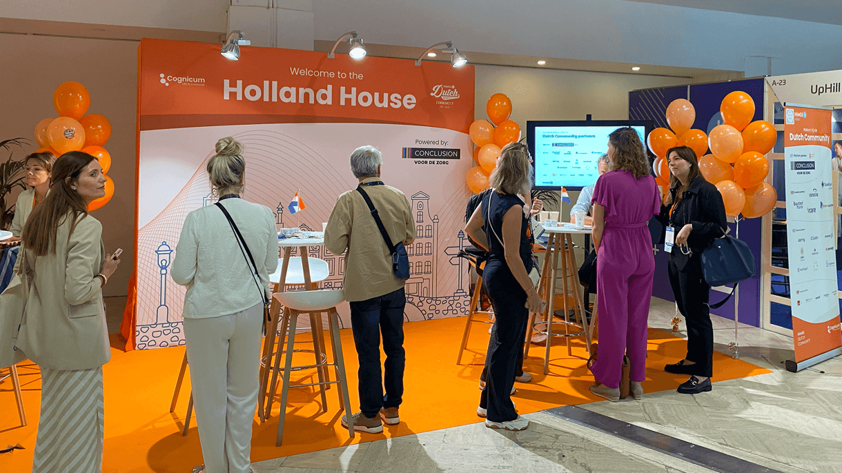 Mensen bij een beursstand