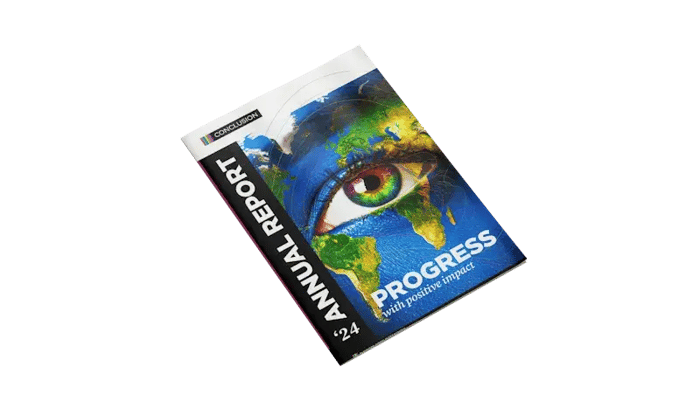 Mock up van het jaarverslag met als cover de aarde met een oog