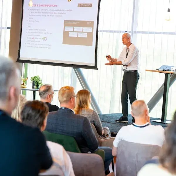 Foto van spreker bij een evenement
