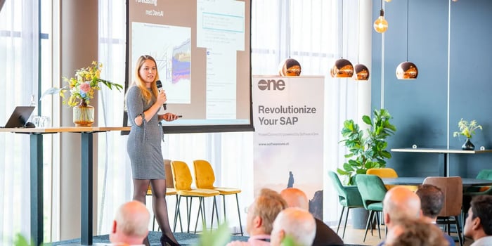 Vrouwelijke collega geeft een presentatie.