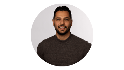 Een man die glimlacht naar de camera