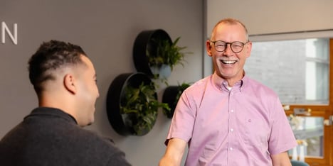 Collega van Xforce lacht vriendelijk naar de camera.