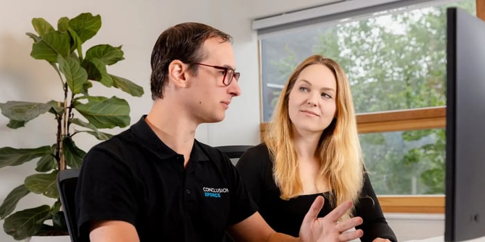 Collega's werken samen.