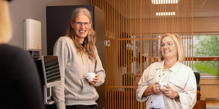 Collega's met koffie in hun handen.