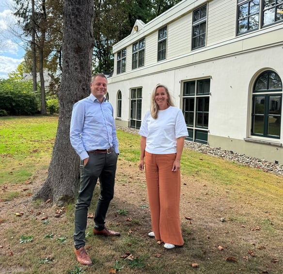 Dennis Stokman en Carleen van de Broek poseren in de tuin