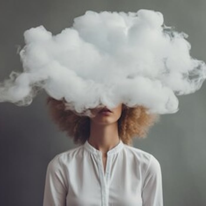 Vrouw met wolk voor haar hoofd.