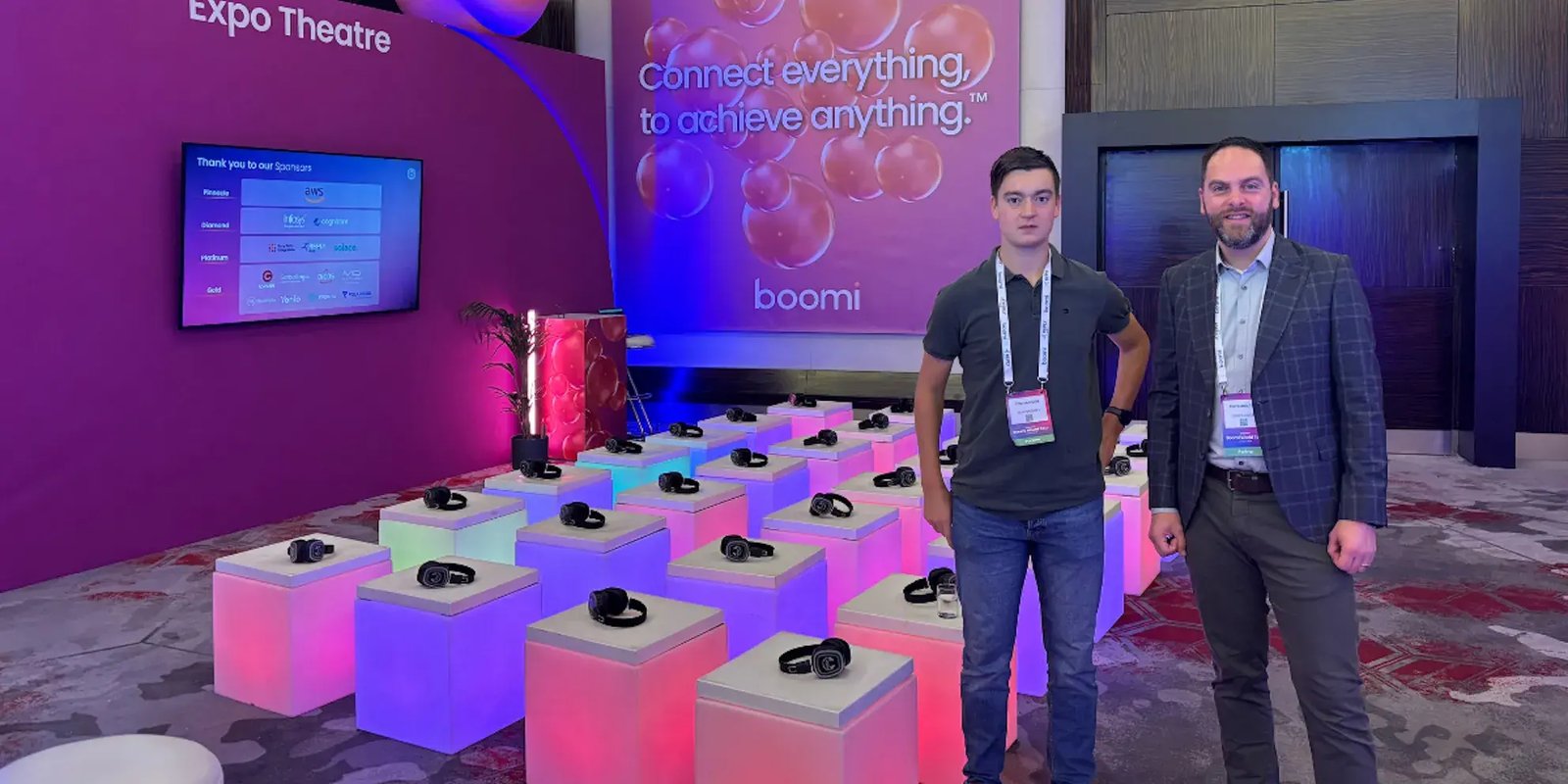 Twee mannen op event Boomi in kamer met headphones