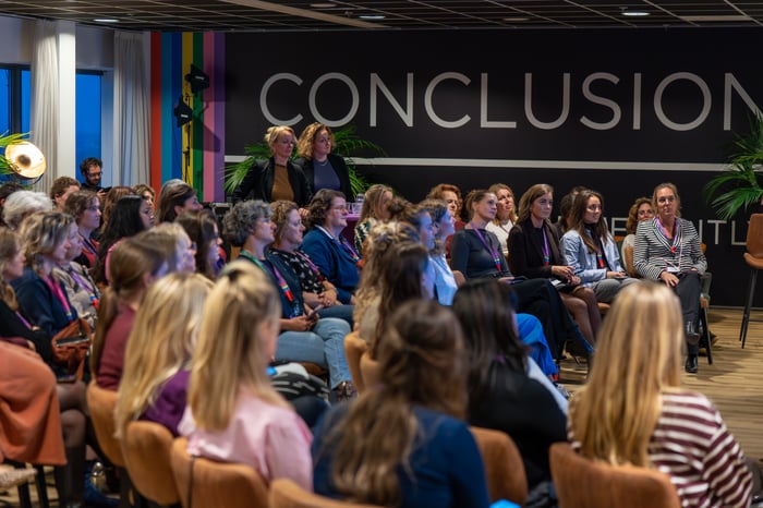 Vrouwen in het publiek tijdens het event