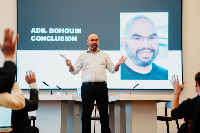 Adil Bohoudi giving a presentation