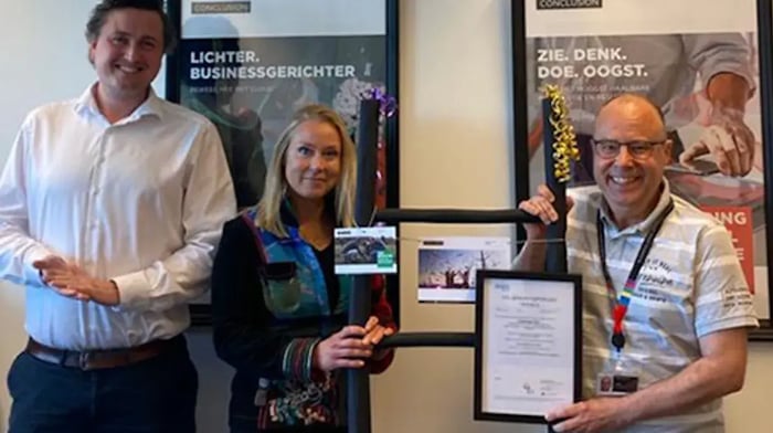 AFAS collegas laten een certificaat zien