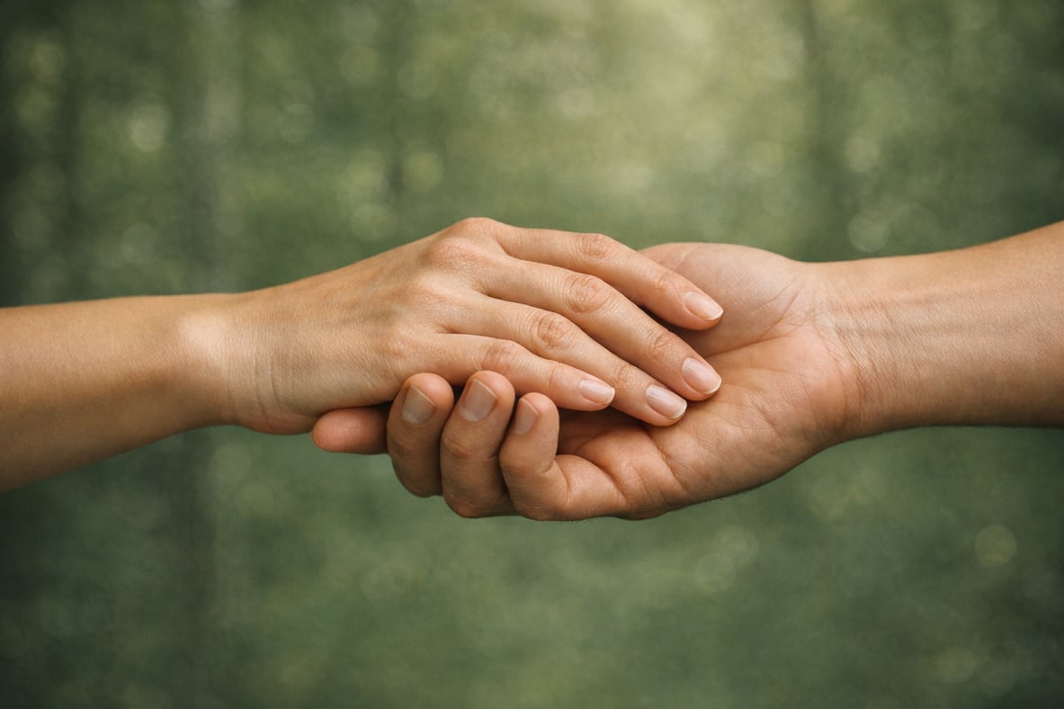 Handen ineen geslagen voor een achtergrond van een bos