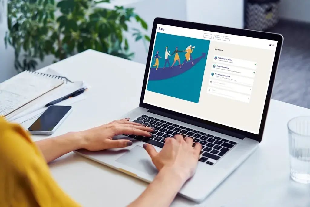 over the shoulder perspectief van vrouw die in de APG omgeving pensioen regelt