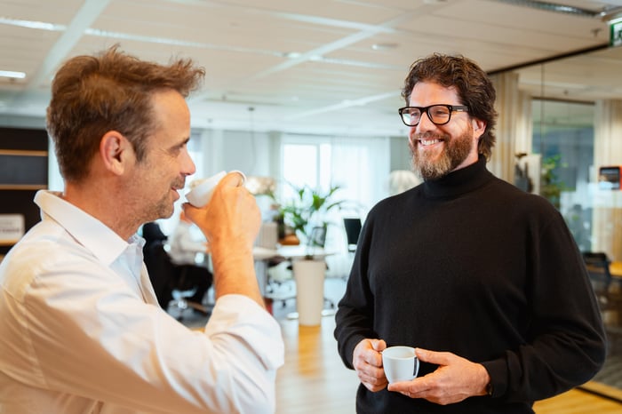 Business developer in gesprek met ene klant