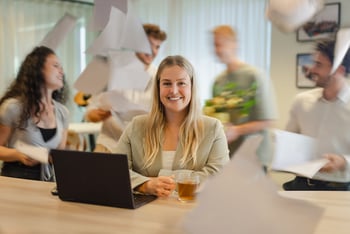 Vrouw achter de laptop met chaos om haar heen