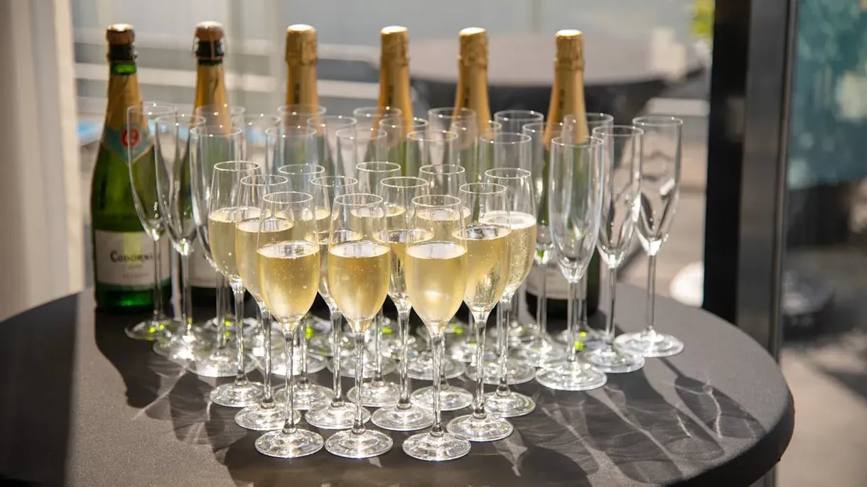 Champagne glazen en flessen