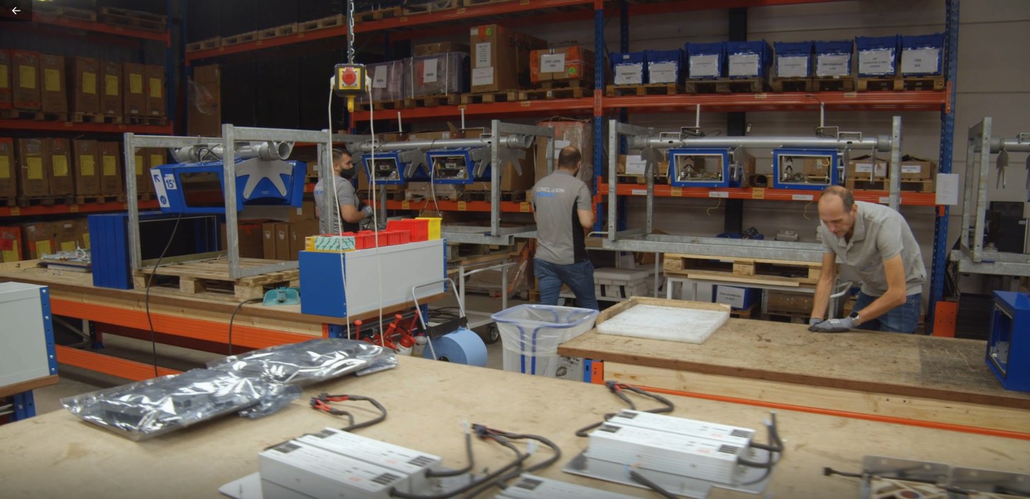 mannen aan het werk aan de displays van prorail