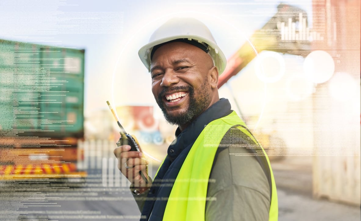 man op een industrieterrein met veiligheidshelm