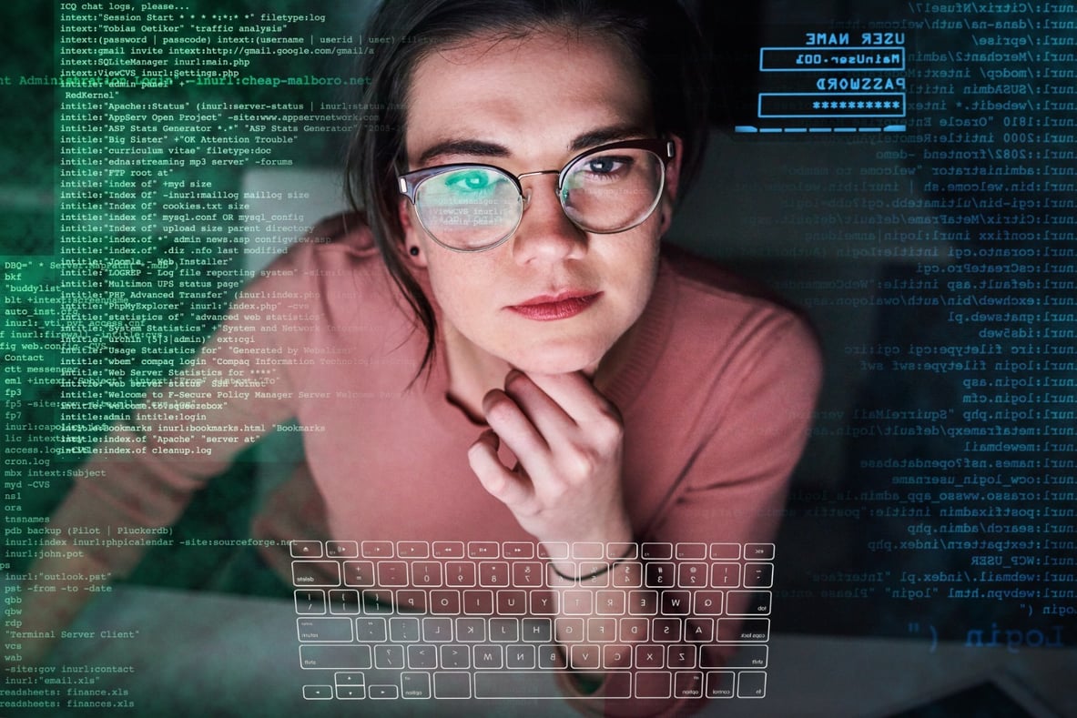 jonge vrouw met bril kijkt naar scherm vol data