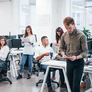 Collegas in een kantoor